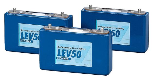 Тяговая батарея — из 88 литий-ионных элементов LEV50 фирмы Lithium Energy Japan, скомпонованных в блоки по четыре. Масса каждого элемента — 1,8 кг, рабочее напряжение — 3,75 В. К кузову батарея крепится через собственный силовой подрамник, вместе с ним и защитными кожухами ее масса составляет 230 кг. Система охлаждения — воздушная: батарея обдувается забортным воздухом либо воздухом, прошедшим через салонный кондиционер Тяговая батарея — из 88 литий-ионных элементов LEV50 фирмы Lithium Energy Japan, скомпонованных в блоки по четыре. Масса каждого элемента — 1,8 кг, рабочее напряжение — 3,75 В. К кузову батарея крепится через собственный силовой подрамник, вместе с ним и защитными кожухами ее масса составляет 230 кг. Система охлаждения — воздушная: батарея обдувается забортным воздухом либо воздухом, прошедшим через салонный кондиционер