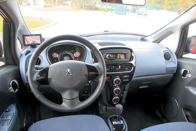 Главные отличия Peugeot от Mitsubishi i — собственный руль и иная центральная консоль: ручки управления климатической установки выстроены на ней вертикально. Кондиционер, аудиосистема с USB-разъемом и четыре электростеклоподъемника — в базе, за доплату — подогрев зеркал, сидений и съемный навигатор (чтобы брать его с собой, пересаживаясь, к примеру, на парижские велосипеды) Главные отличия Peugeot от Mitsubishi i — собственный руль и иная центральная консоль: ручки управления климатической установки выстроены на ней вертикально. Кондиционер, аудиосистема с USB-разъемом и четыре электростеклоподъемника — в базе, за доплату — подогрев зеркал, сидений и съемный навигатор (чтобы брать его с собой, пересаживаясь, к примеру, на парижские велосипеды)
