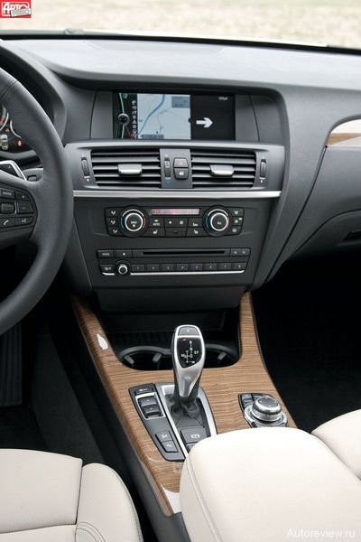 Электронный селектор — как на BMW X5. Рядом — кнопки выбора режимов настроек шасси (Normal, Sport и Sport+) Электронный селектор — как на BMW X5. Рядом — кнопки выбора режимов настроек шасси (Normal, Sport и Sport+)