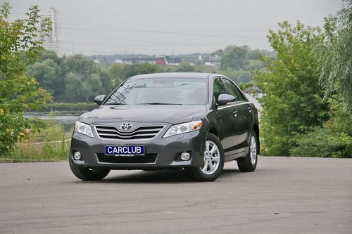 В результате рестайлинга Camry получила новую решетку радиатора, видоизмененный передний бампер, противотуманные фары с хромированной окантовкой и новый дизайн легкосплавных дисков. Фото В результате рестайлинга Camry получила новую решетку радиатора, видоизмененный передний бампер, противотуманные фары с хромированной окантовкой и новый дизайн легкосплавных дисков. Фото