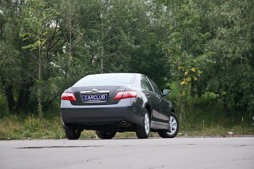 2,4-литровый мотор не наделит полуторатонный автомобиль ураганной разгонной динамикой, но для городских маневров такого двигателя вполне достаточно, тем более что в спокойном режиме он довольно экономичен – не более 12 литров на 100 км в городской т 2,4-литровый мотор не наделит полуторатонный автомобиль ураганной разгонной динамикой, но для городских маневров такого двигателя вполне достаточно, тем более что в спокойном режиме он довольно экономичен – не более 12 литров на 100 км в городской т