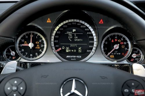 Даром что это Е 63 AMG, но в центре панели приборов по-прежнему не тахометр, а спидометр. Через меню трип-компьютера можно выбрать любимые настройки амортизаторов, режимы работы коробки и системы стабилизации — чтобы в любой момент активировать их н Даром что это Е 63 AMG, но в центре панели приборов по-прежнему не тахометр, а спидометр. Через меню трип-компьютера можно выбрать любимые настройки амортизаторов, режимы работы коробки и системы стабилизации — чтобы в любой момент активировать их н