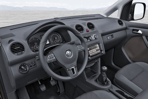 Интерьер VW Caddy и его внешность привели в соответствие с остальными моделями компании. В салоне появилась новая панель приборов, другое рулевое колесо, ''гольфовские'' блоки климат-контроля и аудиосистемы, а также другие сиденья Интерьер VW Caddy и его внешность привели в соответствие с остальными моделями компании. В салоне появилась новая панель приборов, другое рулевое колесо, ''гольфовские'' блоки климат-контроля и аудиосистемы, а также другие сиденья